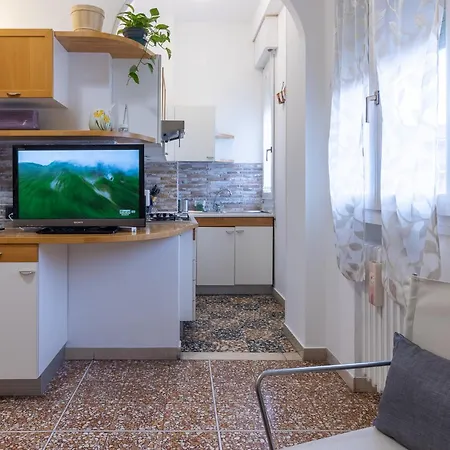 Apartment Housmart Galeotti 16 *